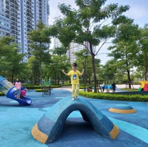 Trẻ nhỏ nô đùa tại công viên Gamuda