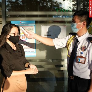 đo thân nhiệt cho cư dân gamuda